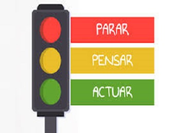 En la imagen se ve un semáforo con la palabra parar en rojo, la palabra pensar en ámbar y la palabra actuar en verde